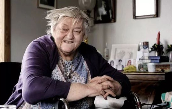 多功能護(hù)理床降低醫(yī)護(hù)成本,方便患者起床上床