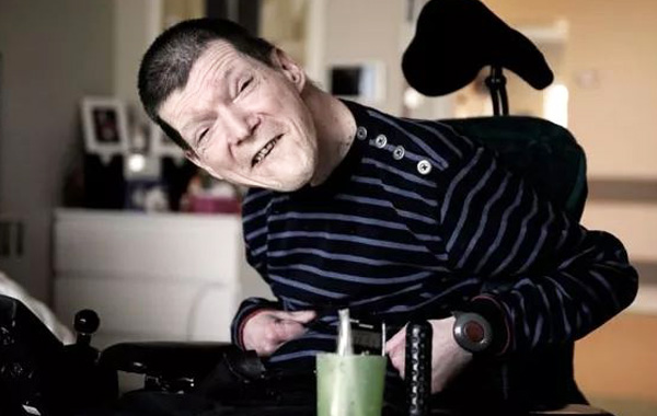 病人專用的電動護(hù)理病床，讓愛走得更遠(yuǎn)