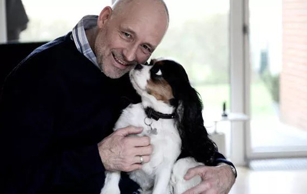 老人用護理床讓用戶不再苦于上下床的斗爭