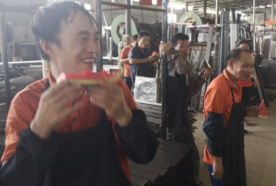 愉快的吃起西瓜