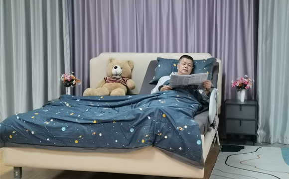 床上看報(bào) 床上看報(bào)