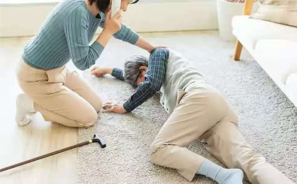 老人跌倒
