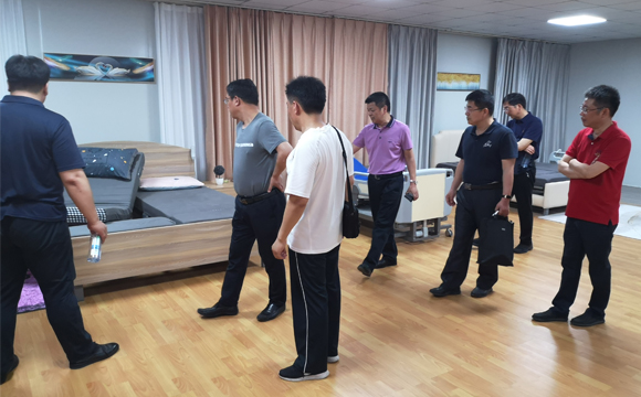 來廠考察：參觀樣品房