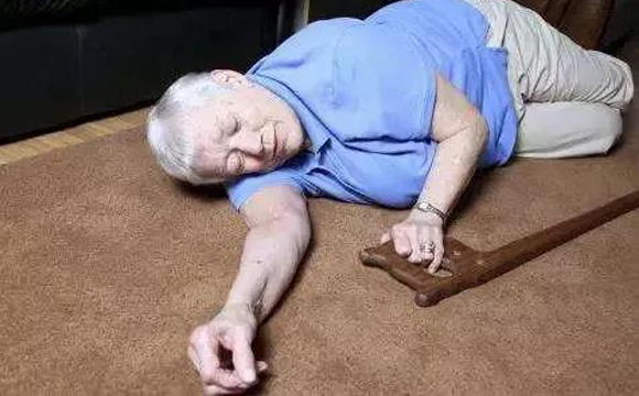 老人墜床跌倒