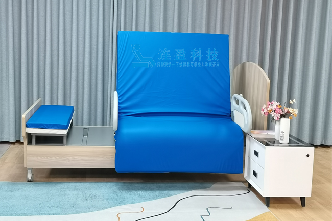 輔助老人起身站立 輔助老人起身站立