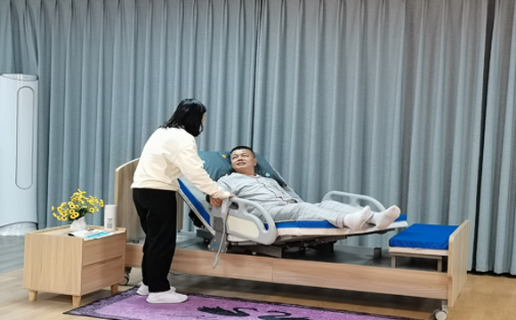 電動(dòng)旋轉(zhuǎn)護(hù)理床護(hù)理不累人