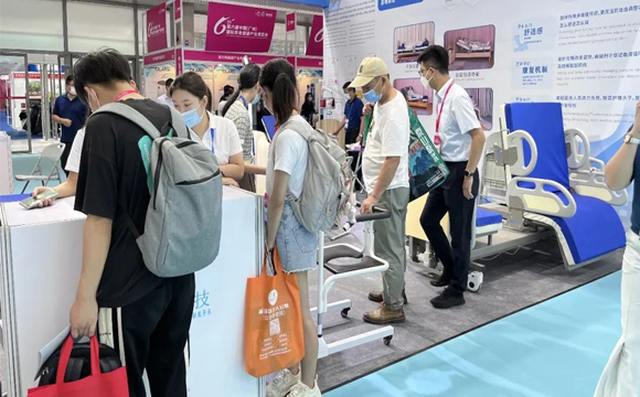 展會人頭攢動 展會人頭攢動